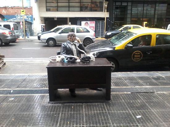 Estatua de Tato Bores