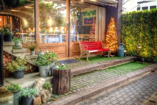 Flow Restaurant and Bar