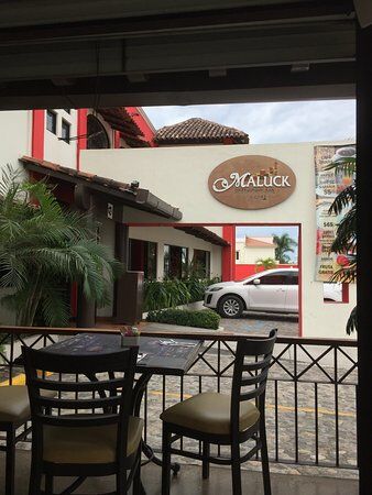 Maluck Restaurant Bar & Grill