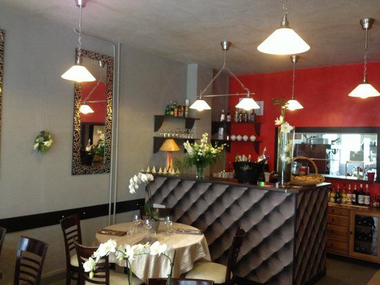 Le Bouche À Oreille