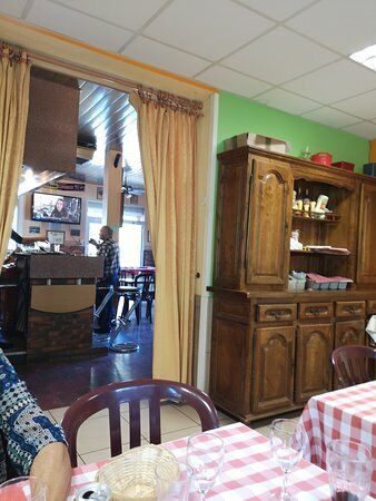 Le Petit Cafe Chez Cloclo