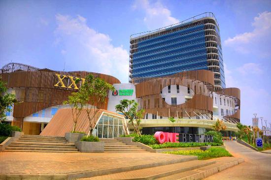 One Belpark Side Entrance