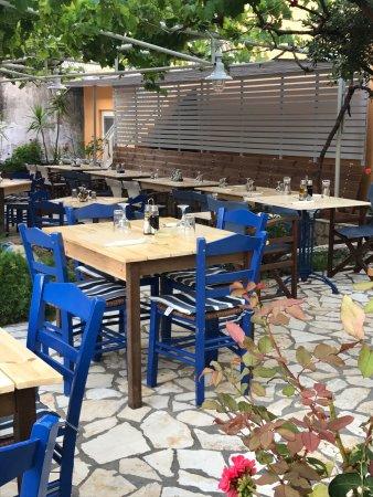 Vine Garden Hotel Roulis Messonghi