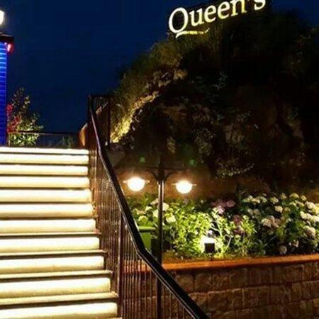 Queen's Restaurant & Cafe