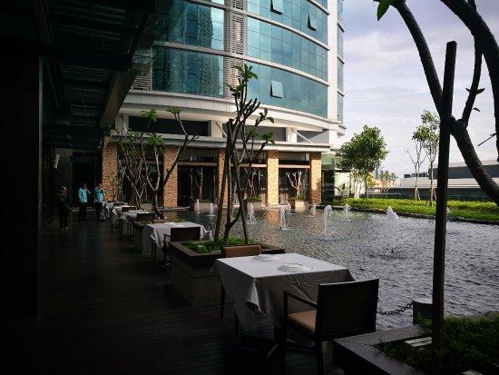 Veranda Bar & Lounge