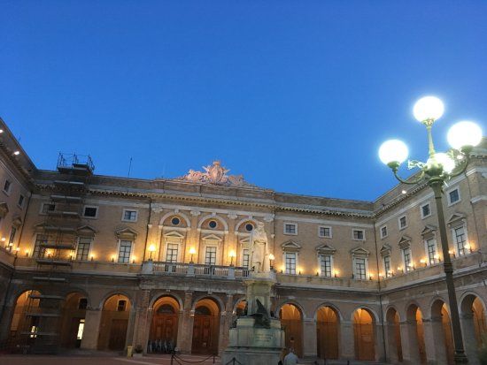 Piazza Giacomo Leopardi e Palazzo Comunale