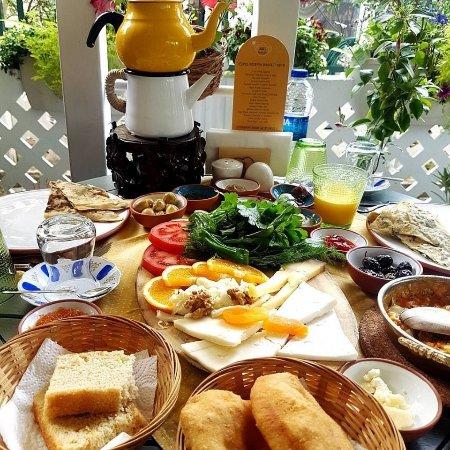 Sarı Demlik Kahvaltı