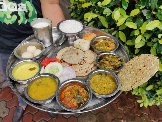 Kansar Kathiyawadi Thali