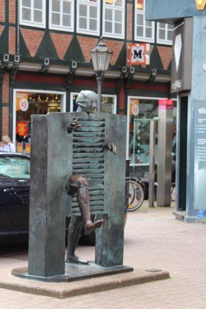 Skulptur "Homme passant la porte"