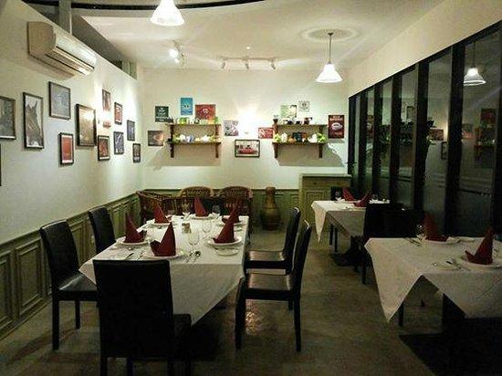 Aux Saisons Bar & Restaurant