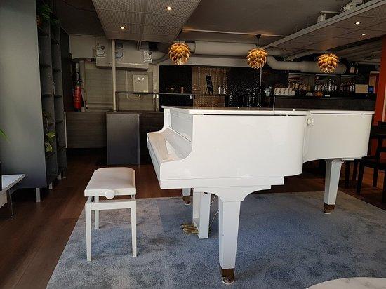 Piano Bar