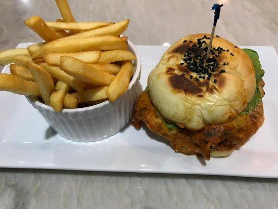 Maxie's Restaurant & Lounge