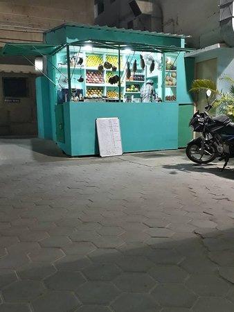 Fresh Fruits & Juices Bar