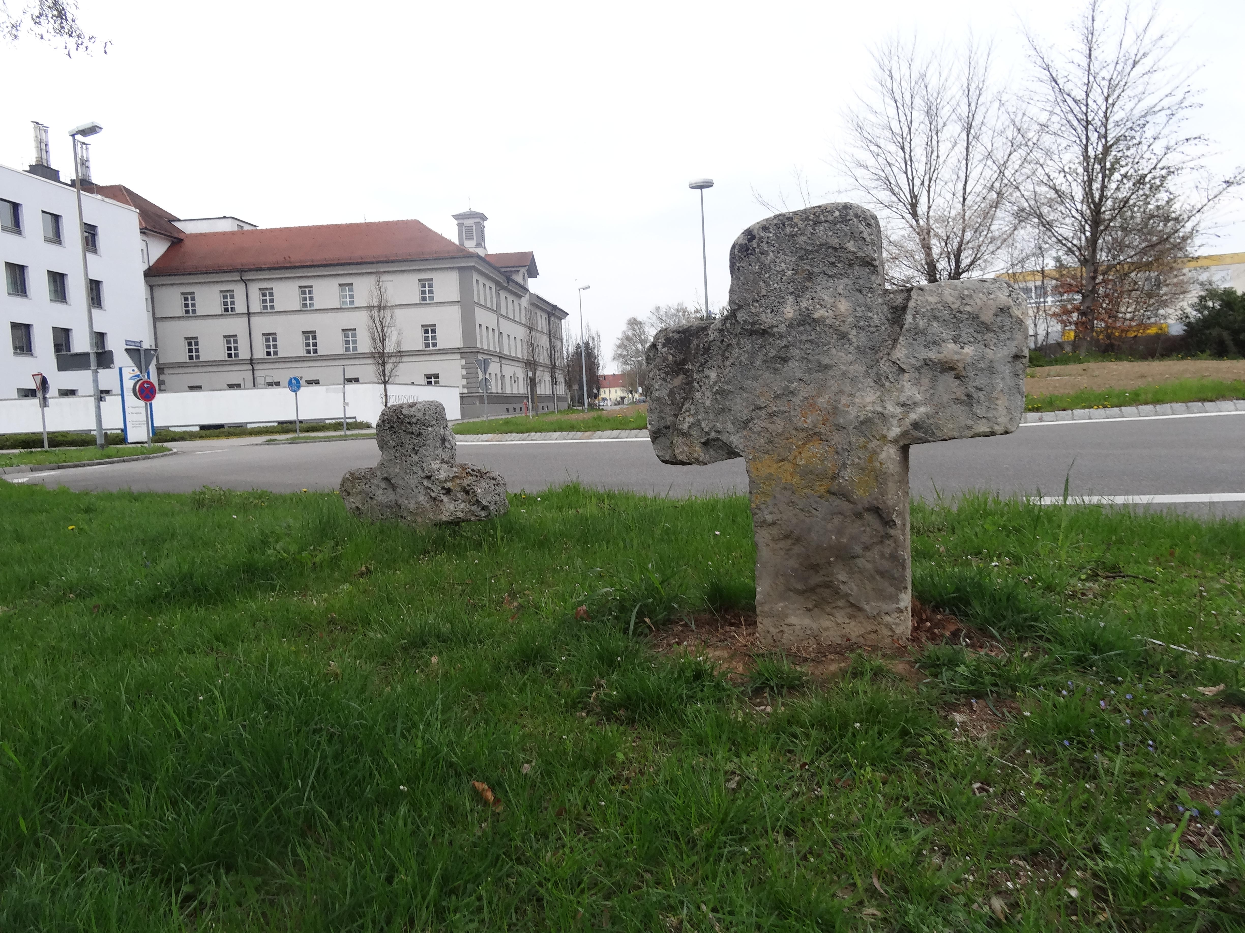 Zwei Steinkreuze