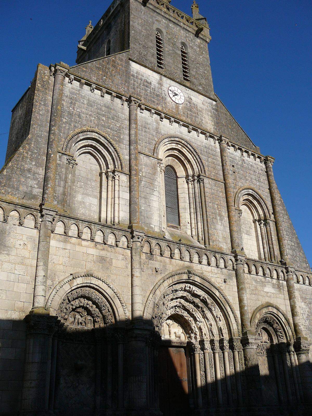 église Saint-Pierre de Pont-l'Abbé-d'Arnoult
