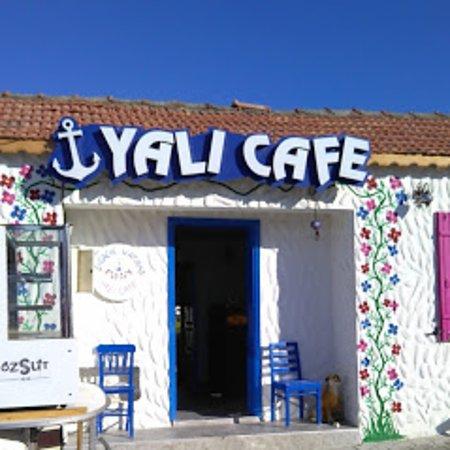 YalI Cafe Bar
