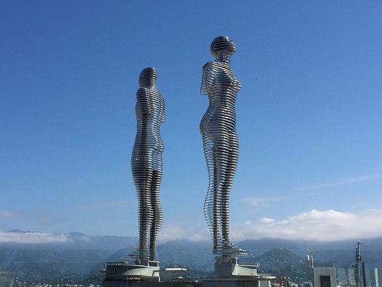 Monument Ali and Nino