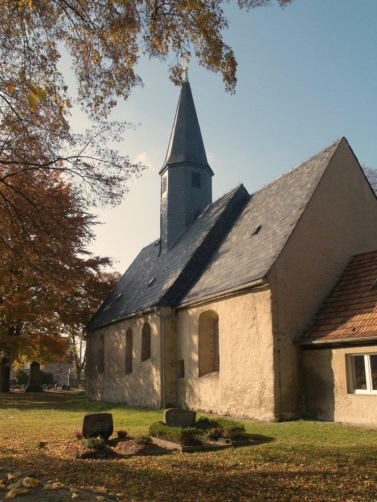 Evangelische Pfarrkirche mit Kirchhof