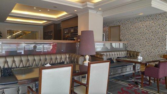 Lounge & Dining Pier