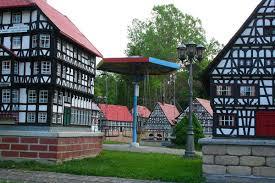 Kindereisenbahn und Miniaturdorf