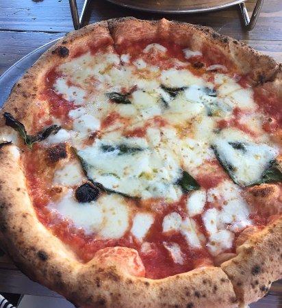 Aumm Aumm Pizzeria and Wine Bar