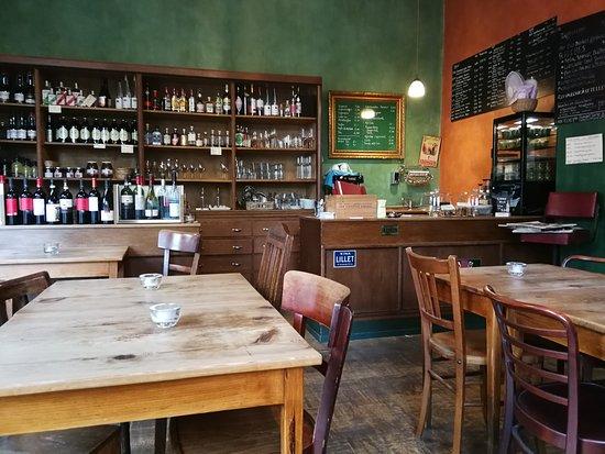 Weinberg, Weinhandlung und Weinbar