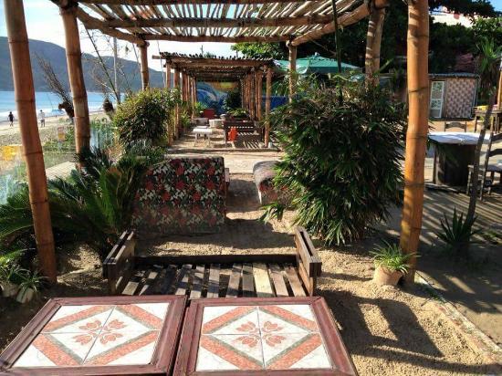 Beach House Bistrô & Lounge