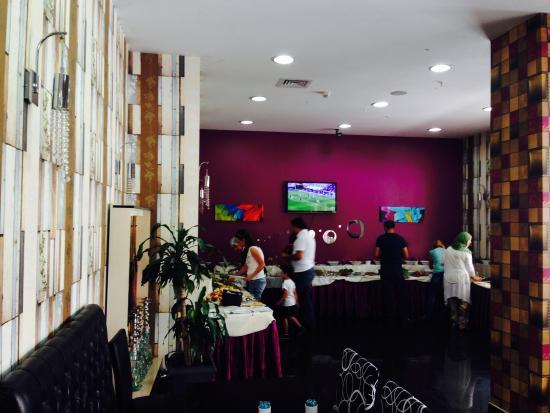 Gusta Cafe & Restaurant