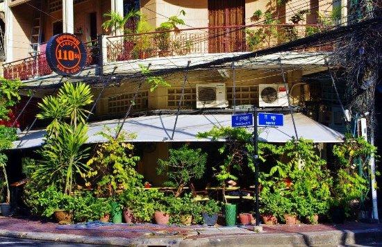 Larry's 110st Bar & Grill