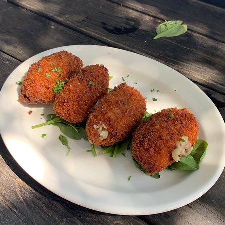 Six Degrees Bar & Restaurant