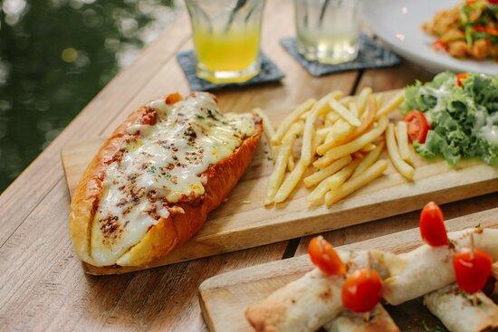 Nilo Coffee and Croissant