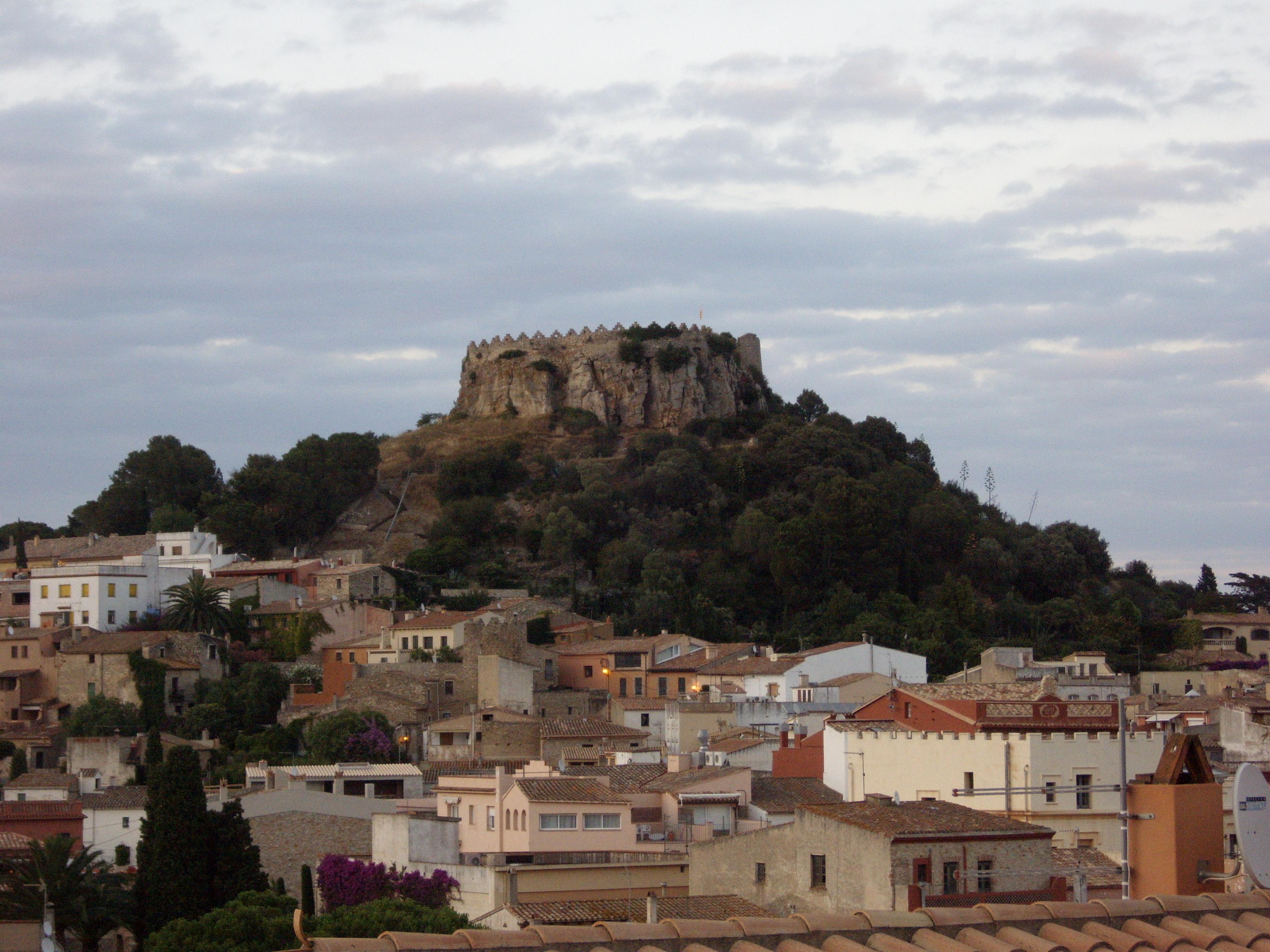 Montículo y Ruinas del Castillo de Bagur