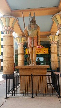 Cinemark Egyptian 24