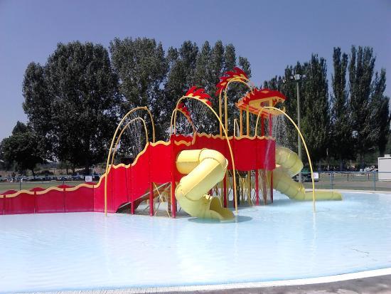 Valencia De Don Juan Piscina De Olas