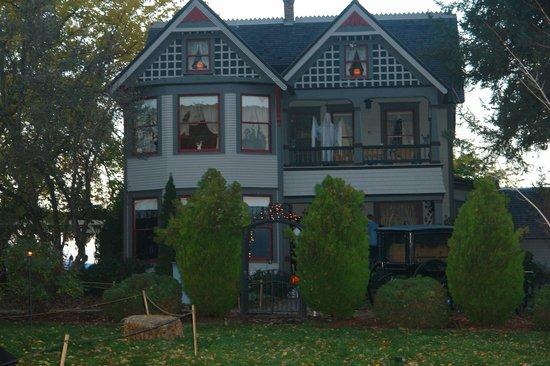 Darkwing Manor & Morguetorium Museum