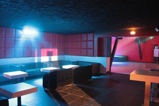 Le Carre - Famous Club