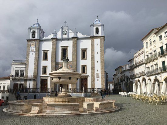 Fountain of the Giraldo Square