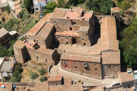 Chateau de Caronia