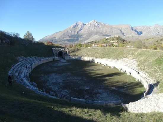 Anfiteatro di Alba Fucens