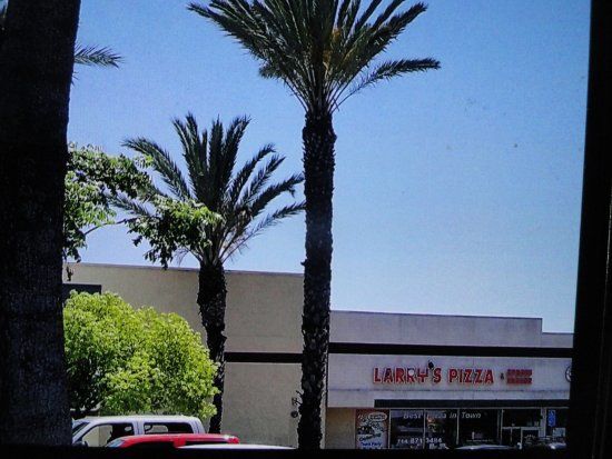 Larry's Pizza & Sports Parlor