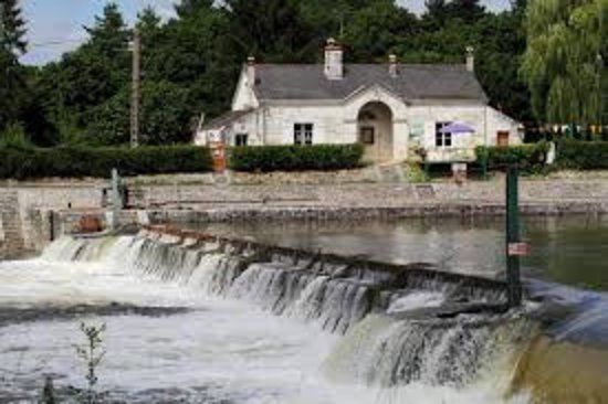 Maison eclusiere et barrage a aiguilles
