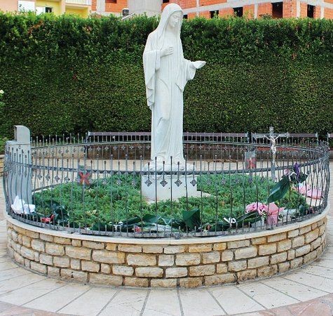 Statue Of the Queen of Peace