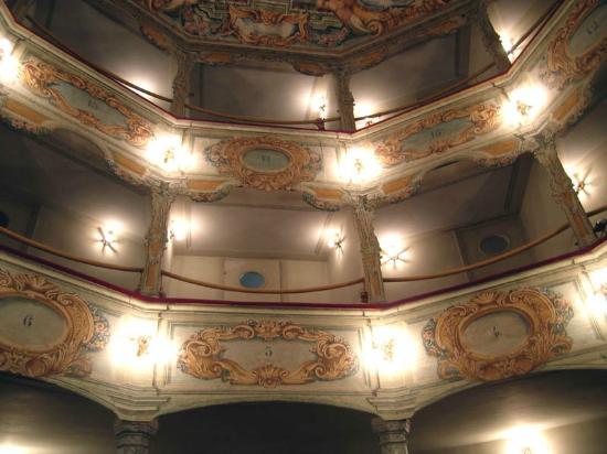 Teatro comunale Flora di Penna San Giovanni