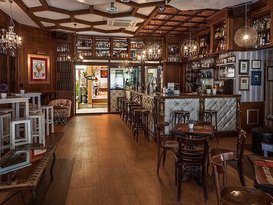 Que Thomas Gins & Cocktails