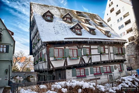 Schiefes Haus