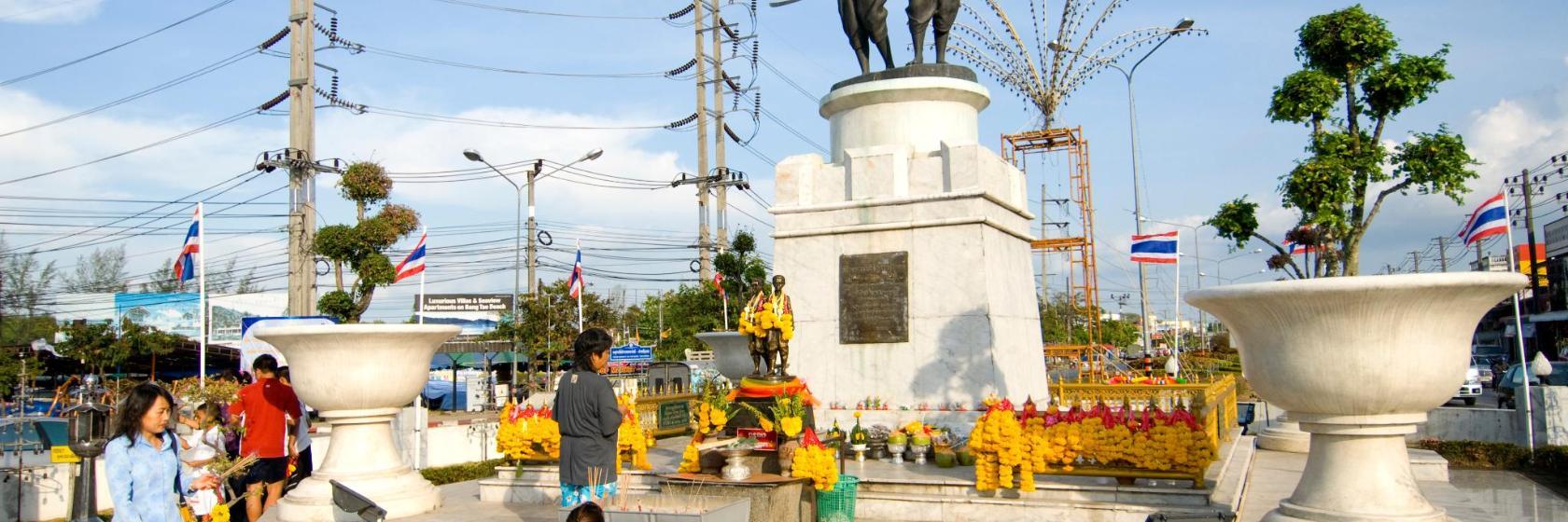 Two Heroines Monument