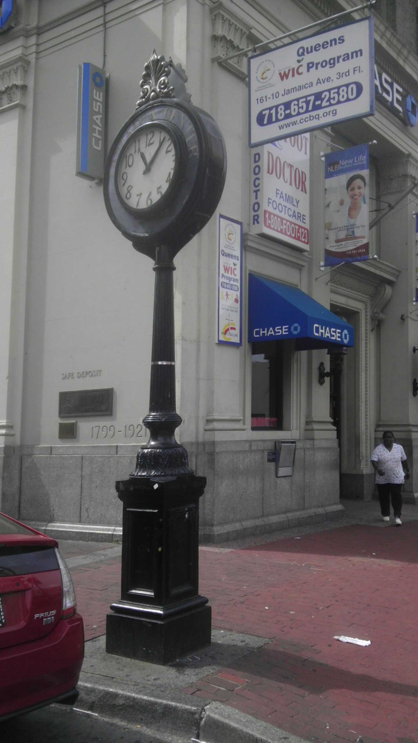 Reloj de la acera en la Avenida Jamaica