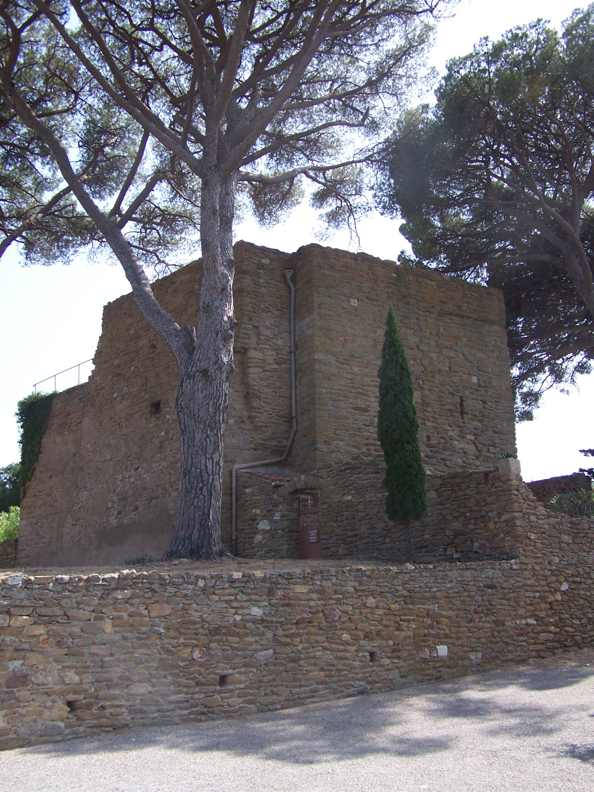 Chateau des seigneurs de Fos