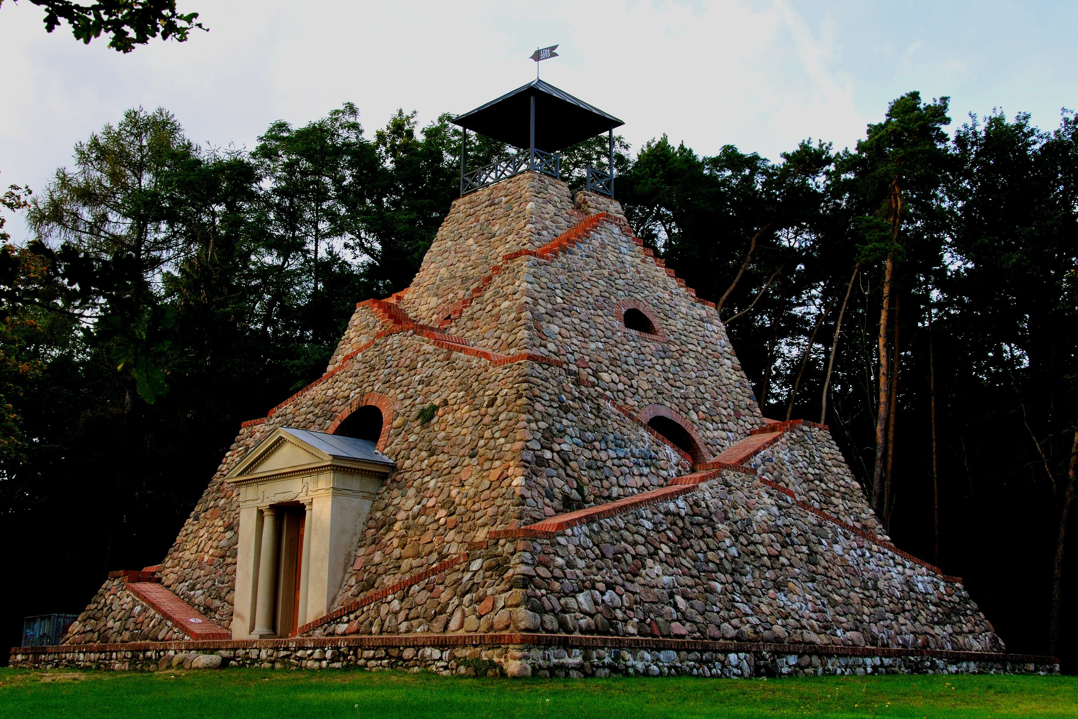 Pyramide Garzau