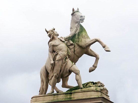Skulptur "Obotrit mit Pferd"